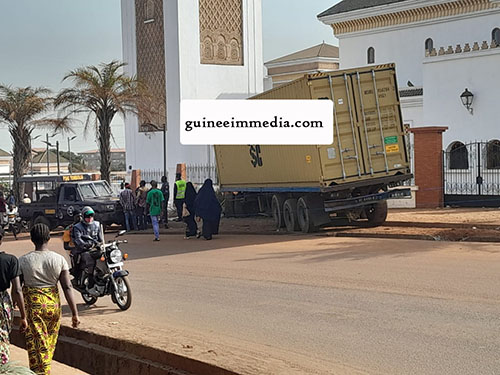 Conakry-ENTA : un gros camion termine sa course dans la cour de la nouvelle mosquée Mohammed VI